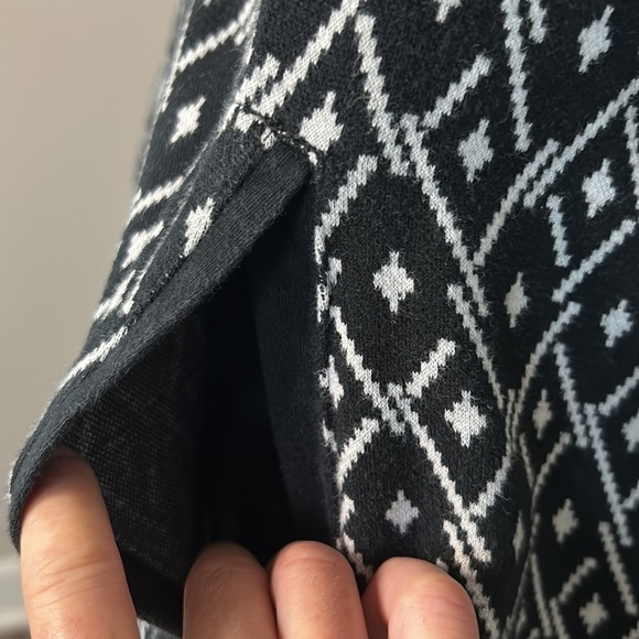 J. Jill Black & White Patterned Sweater Size MP - Picture 3 of 6